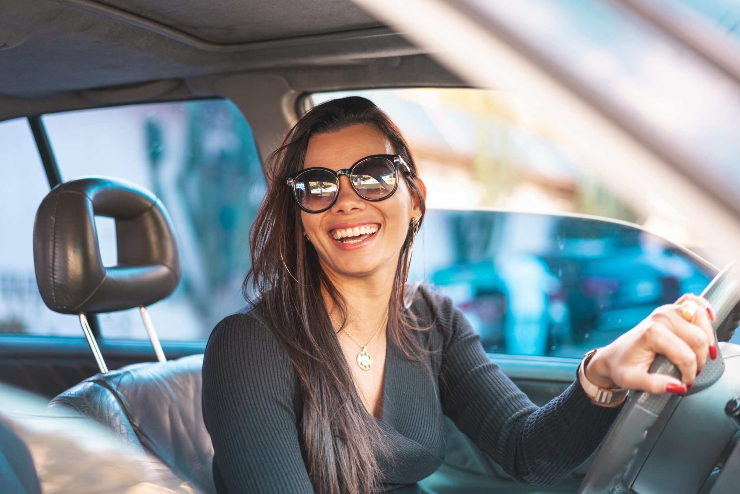 vrouw lachend in de auto