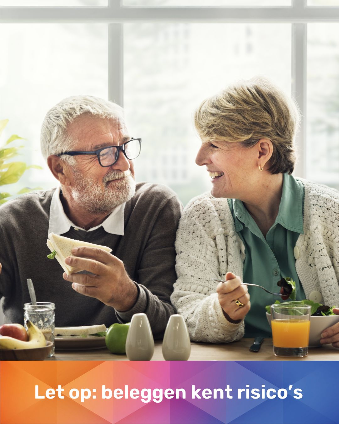 Man en vrouw zijn samen aan het lunchen en glimlachen